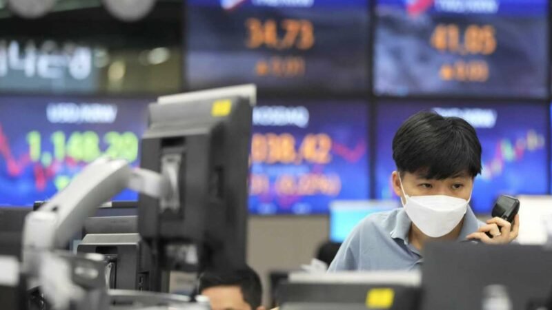 Asian Stocks Were  Increases, After fluctuation On Wall Street