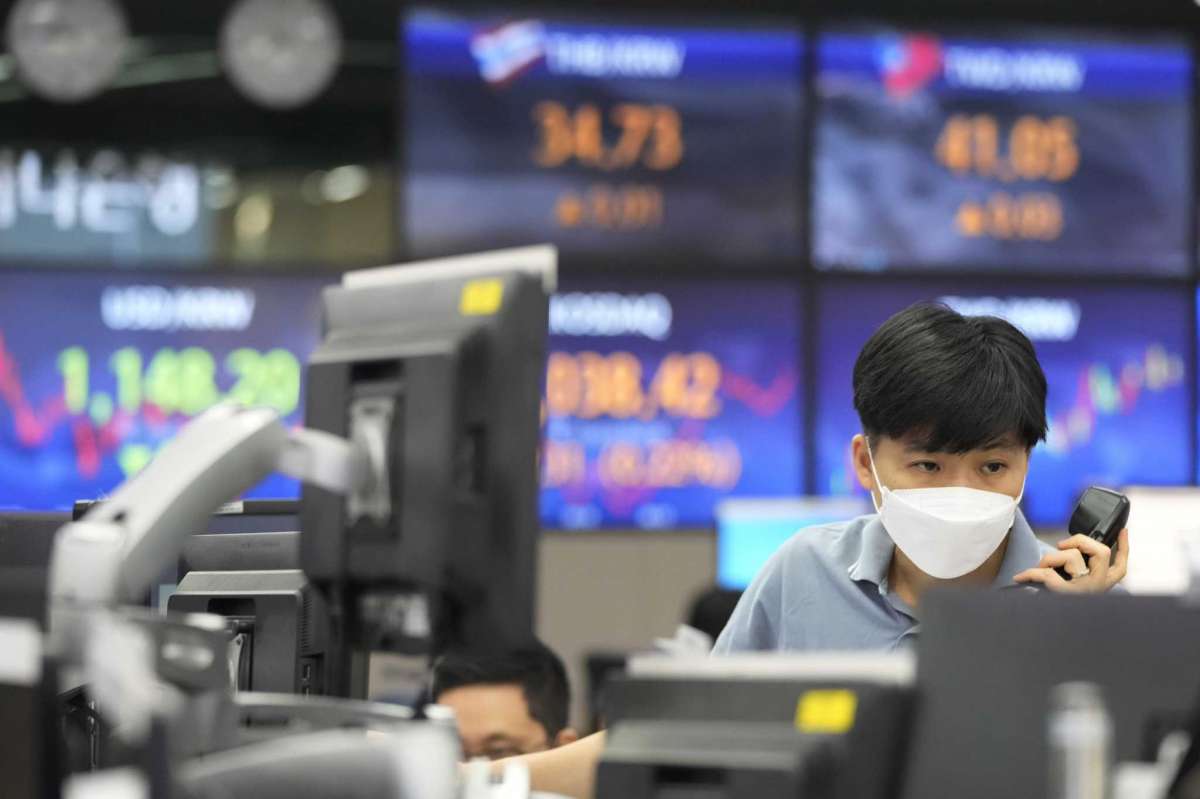 Asian Stocks Were  Increases, After fluctuation On Wall Street